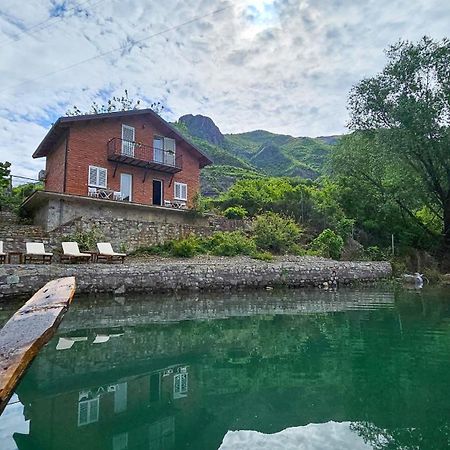 Borealis Guest House Koman Exteriér fotografie