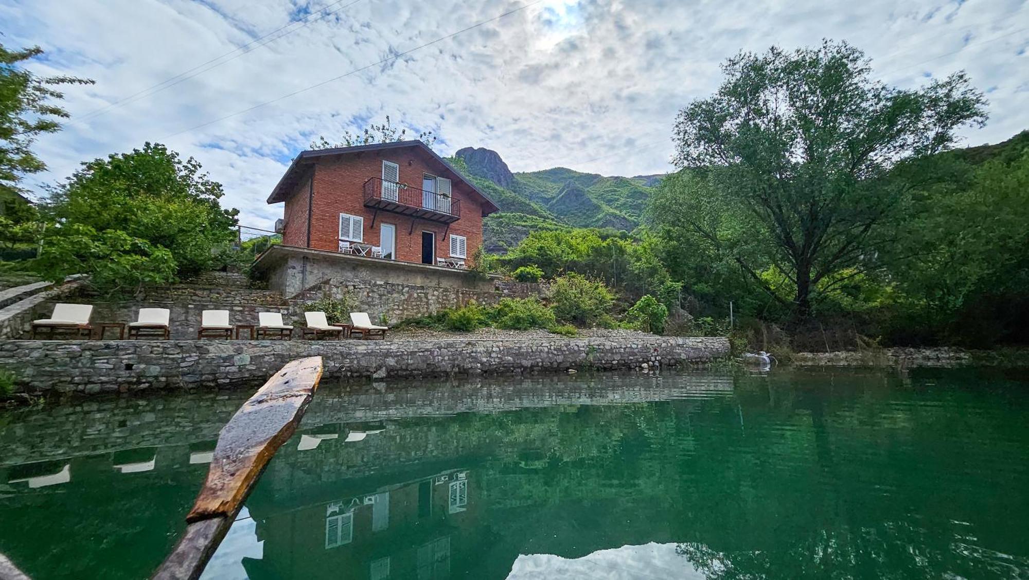 Borealis Guest House Koman Exteriér fotografie