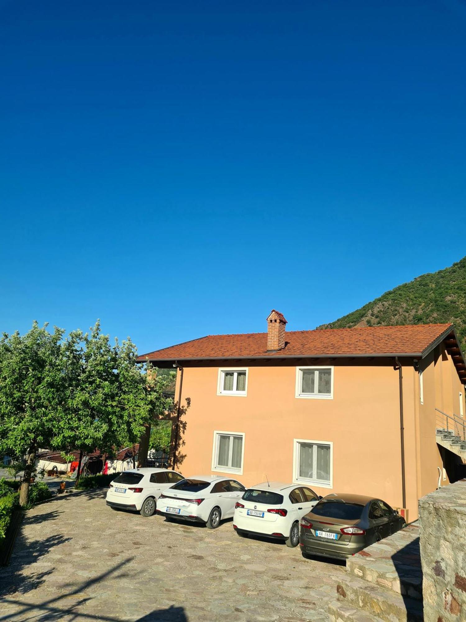 Borealis Guest House Koman Exteriér fotografie